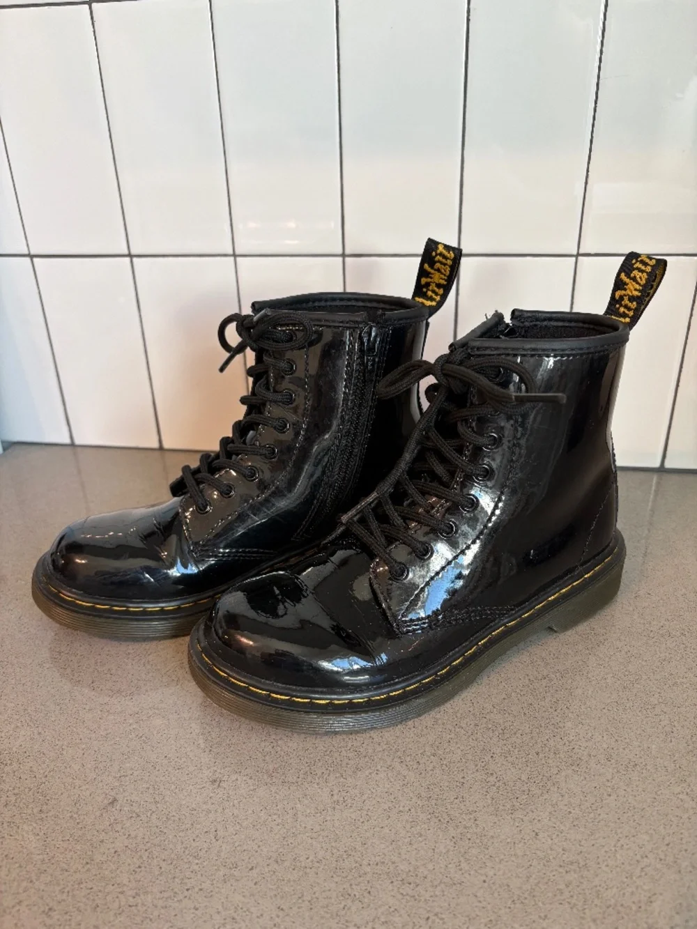 Kids Doc Martens - unisex - black patent leather - size 2